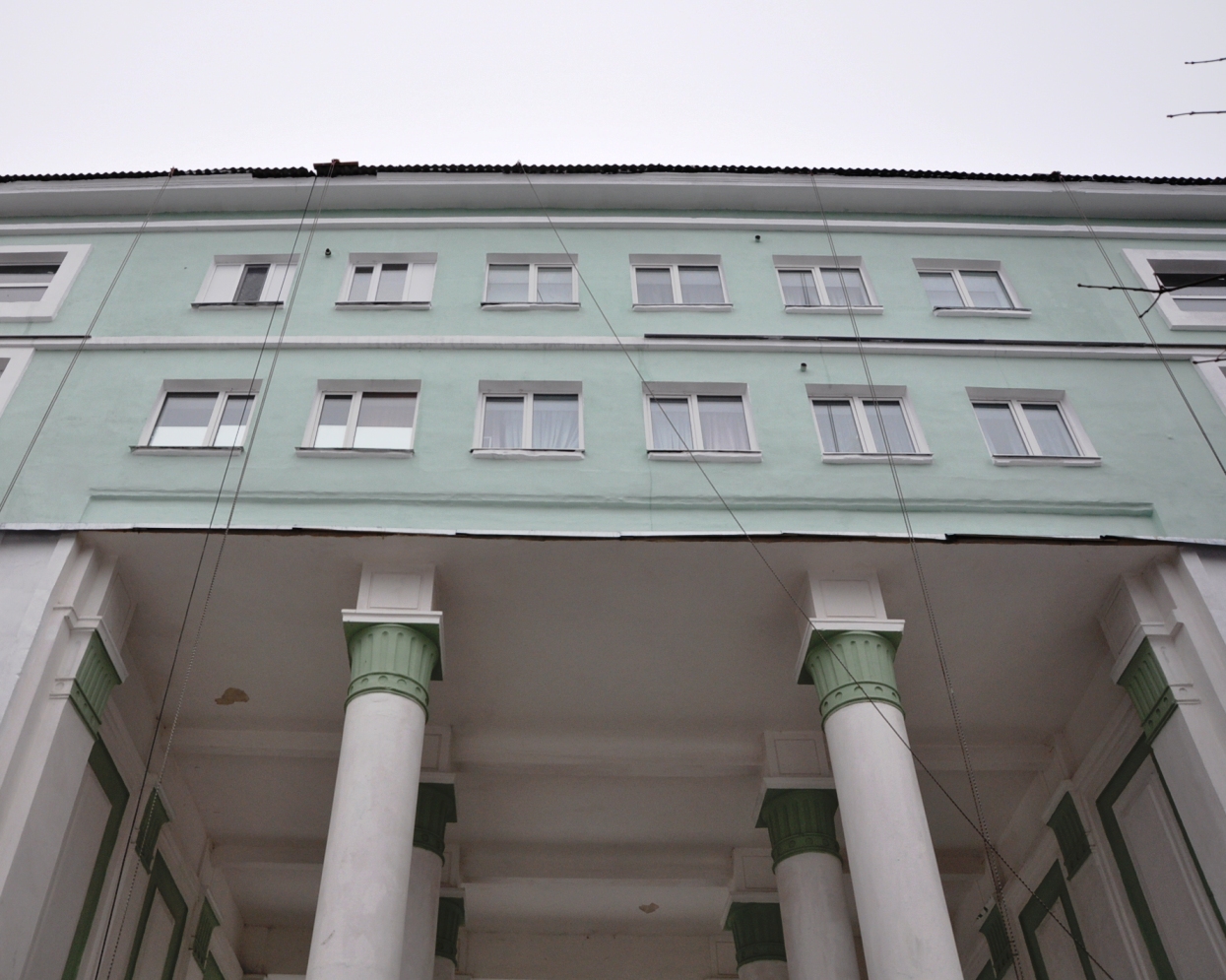 Отремонтированный фасад и крышав городе Новомосковске на улице Кирова  дом 2-14.